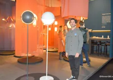 Michiel Greeve bij lamp Eclipse in de stand van Hollands Licht. Het verlichtingsmerk presenteerde naast klassiekers van bekende ontwerpers, maar liefst acht nieuwe modellen van nieuw Nederlands talent. 